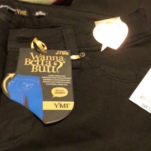 Black 👖 wanna betta butt jeans